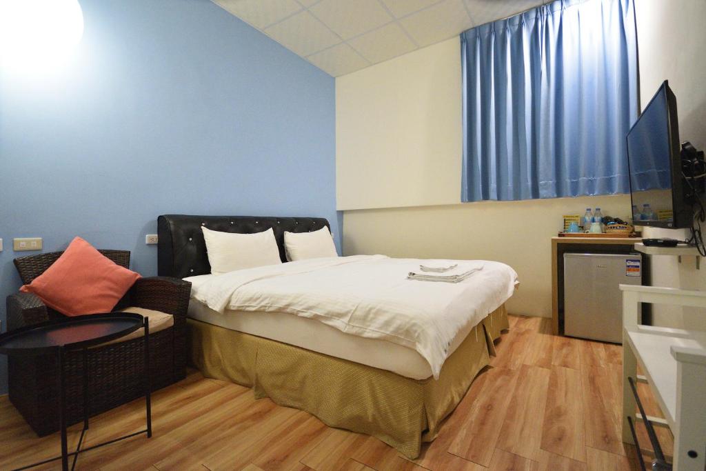 a hospital room with a bed and a chair at Taitung Venice B&B in Taitung City