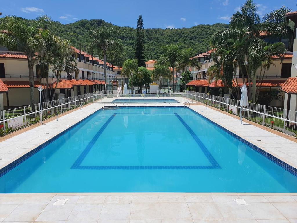  Triplex em Condomínio Clube frente mar