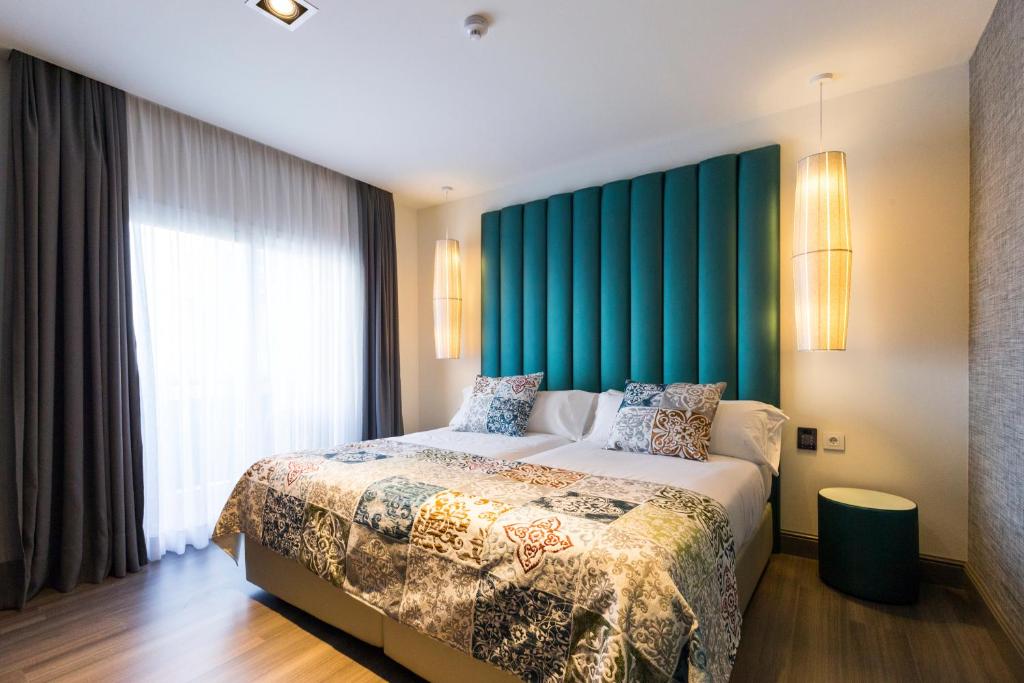 Postel nebo postele na pokoji v ubytování Sant Jordi Boutique Hotel