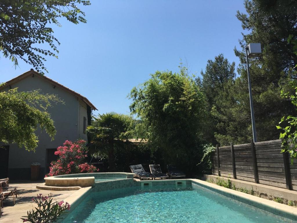 Bazén v ubytování Hôtel la Fête en Provence nebo v jeho okolí