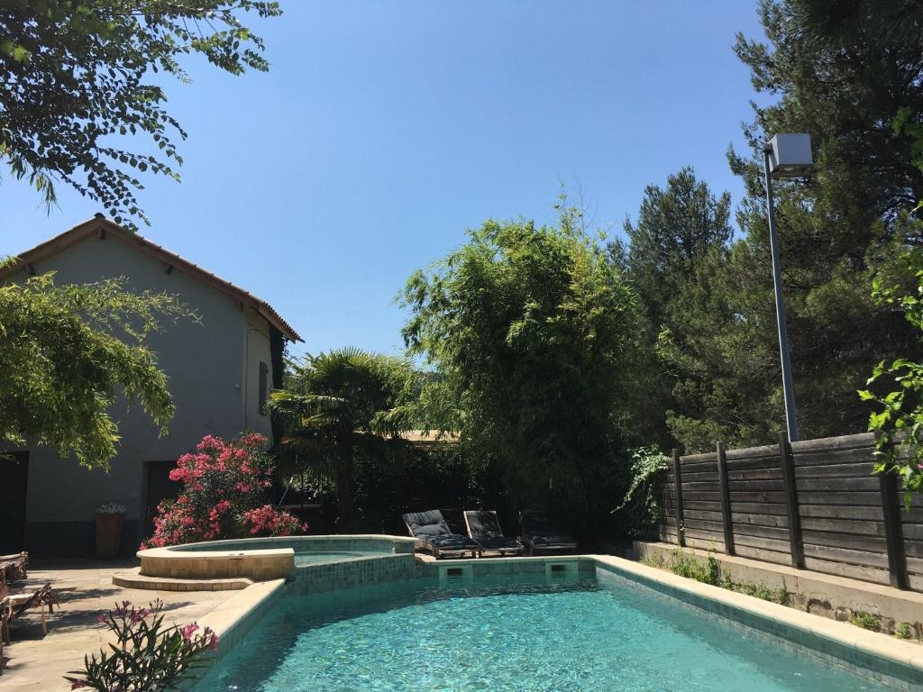 una piscina en el patio trasero de una casa en Hôtel la Fête en Provence, en Vaison-la-Romaine