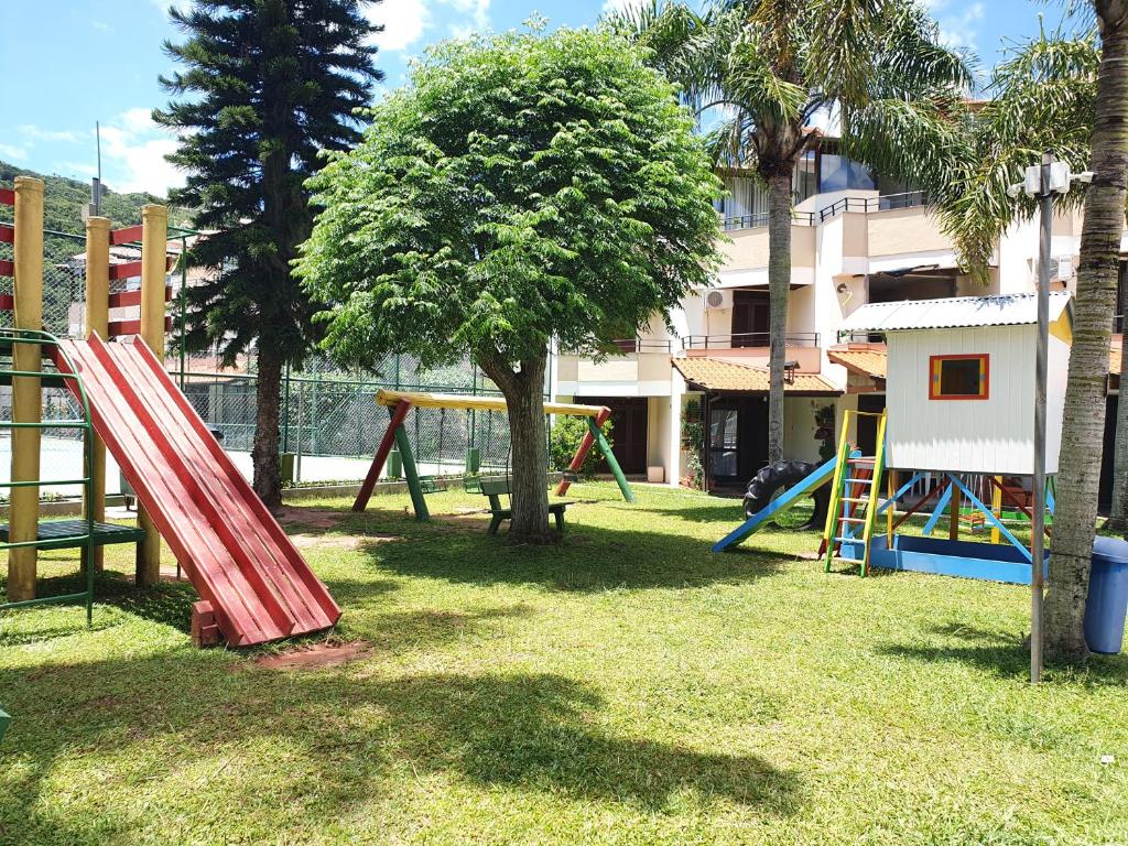  Triplex em Condomínio Clube frente mar