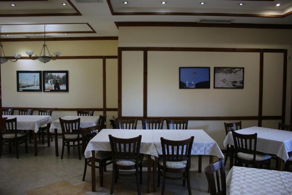 TV a/nebo společenská místnost v ubytování Kralev Dvor Hotel