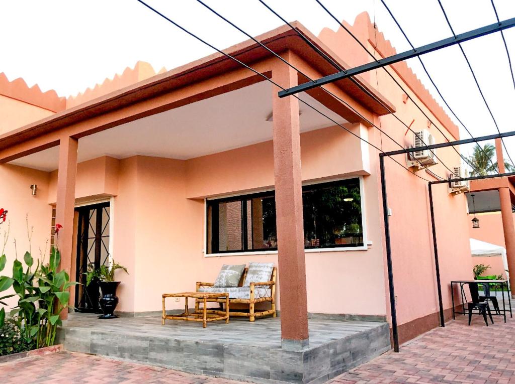 une terrasse à l'extérieur d'une maison dans l'établissement Villa Soudan, à Bobo-Dioulasso