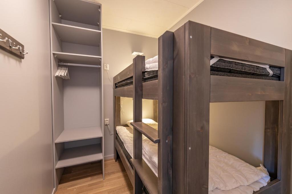 Двухъярусная кровать или двухъярусные кровати в номере Hotell Kurbits