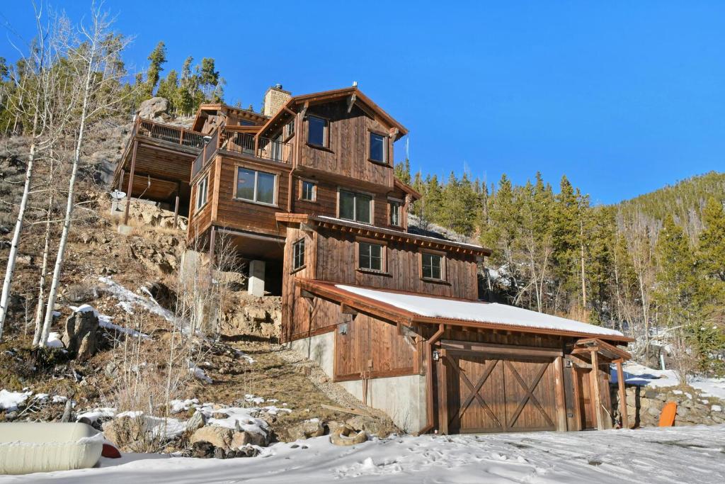 Cliff Side Luxury Chalet With Hot Tub & Incredible Views - FREE Activities & Equipment Rentals Daily
