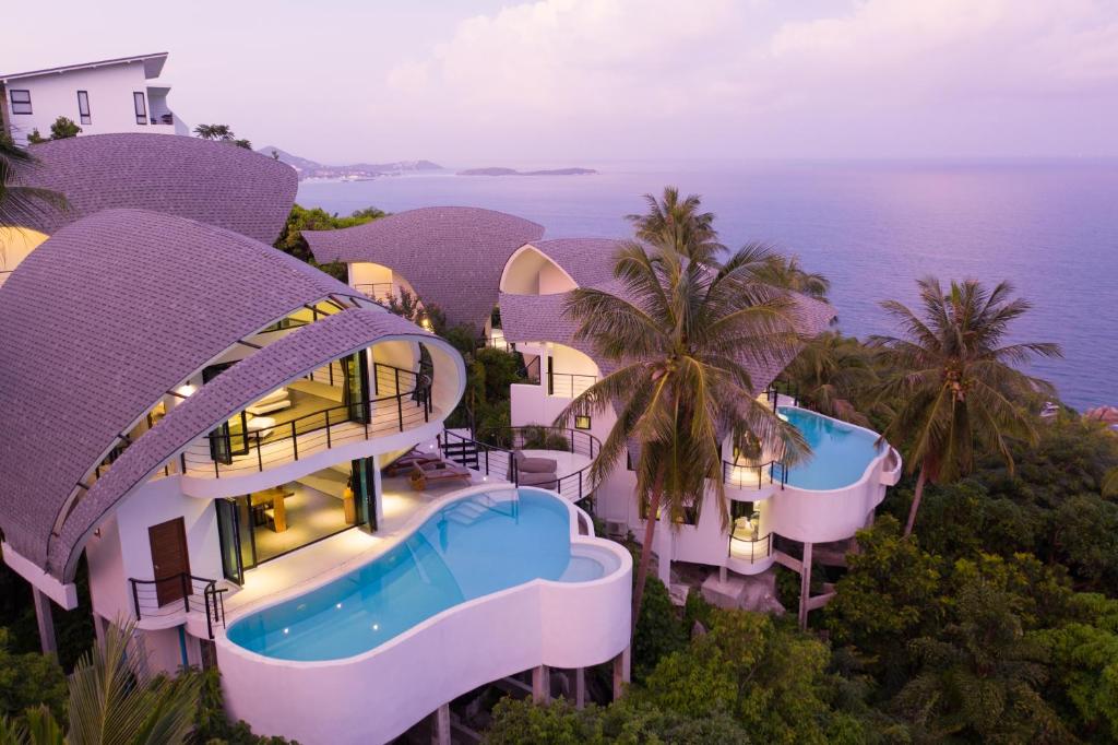 小查汶海灘的住宿－Villa The Spot Koh Samui，享有带游泳池的度假村的空中景致