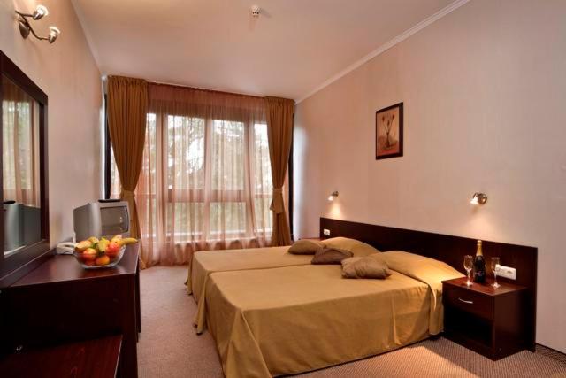 Tempat tidur dalam kamar di Snezhanka Hotel Pamporovo - All inclusive