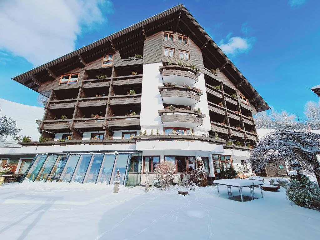 ein großes Gebäude mit Schnee davor in der Unterkunft Alpenlandhof in Bad Kleinkirchheim