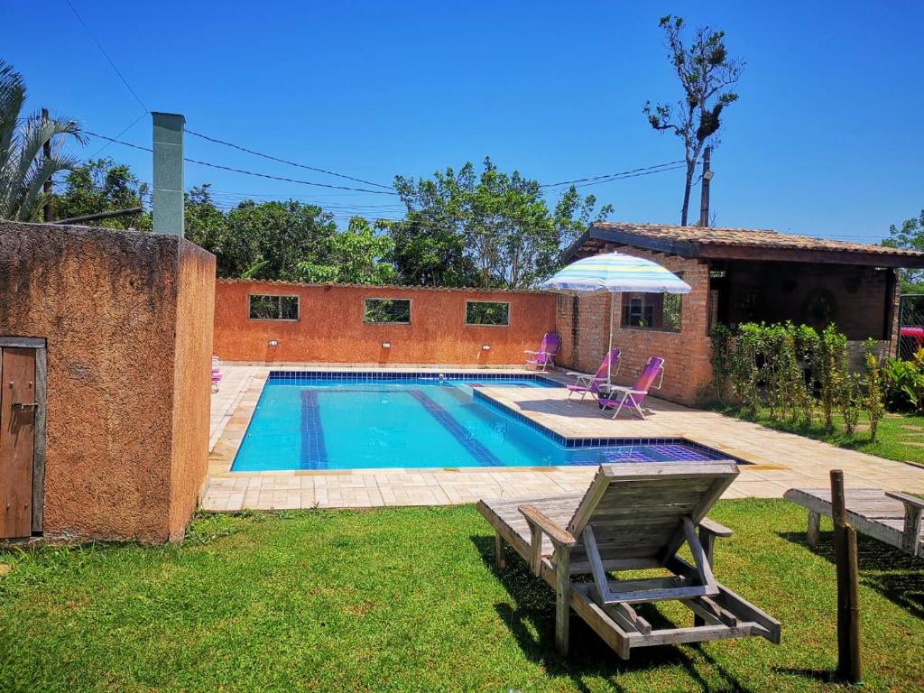 Swimmingpoolen hos eller tæt på Chalés Ki Aconchego -Condominio Morada da Praia - Boracéia