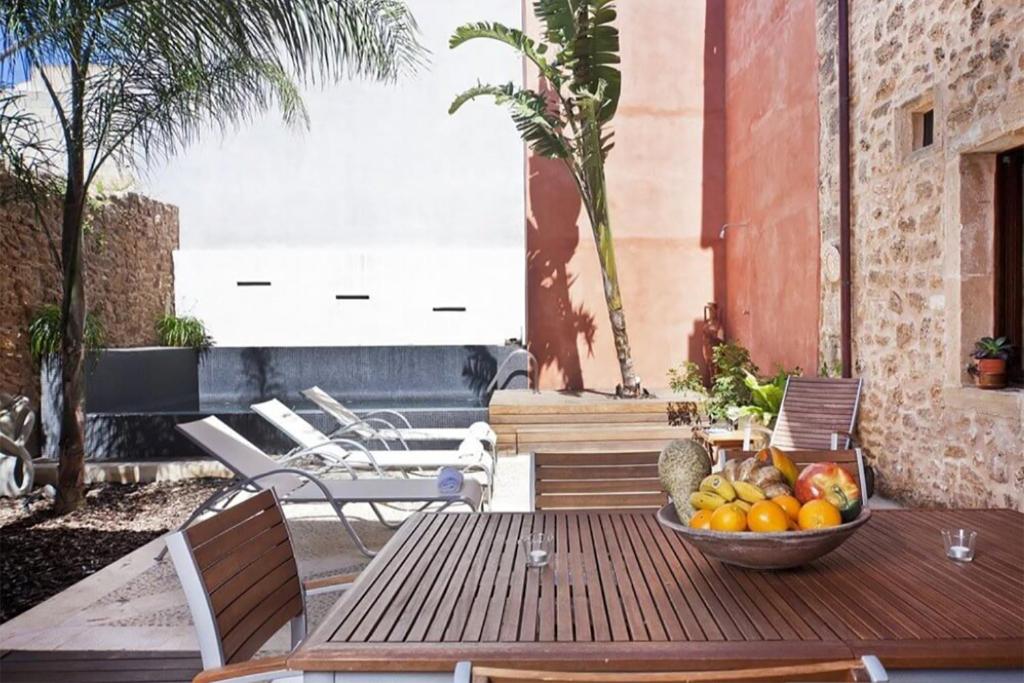 Posezení v ubytování Casa Murallas para 6 con piscina en Alcudia cerca de playas