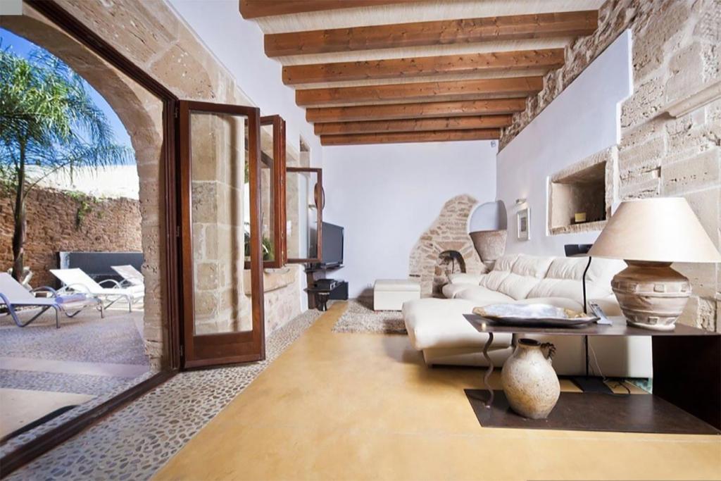 Posezení v ubytování Casa Murallas para 6 con piscina en Alcudia cerca de playas