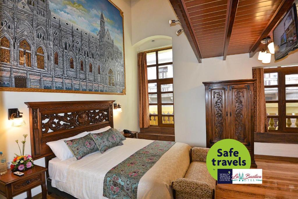 Postel nebo postele na pokoji v ubytování Hotel La Basílica Quito