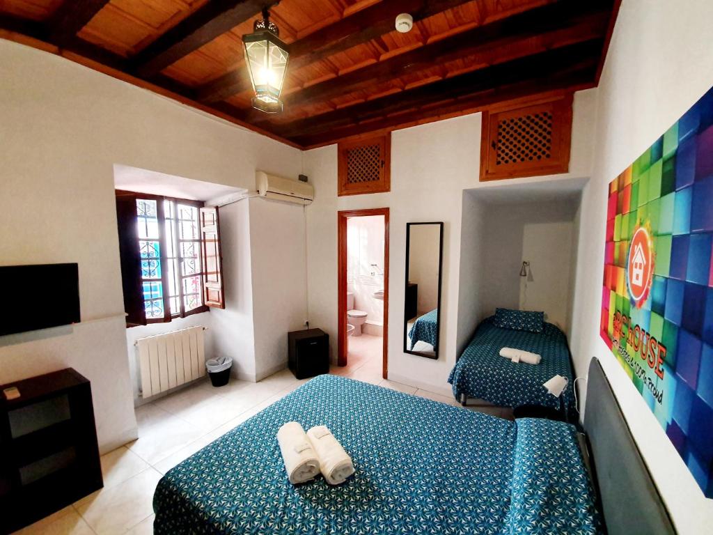 科爾多瓦的住宿－Arc House Córdoba Only Adults，一间卧室配有两张床和镜子