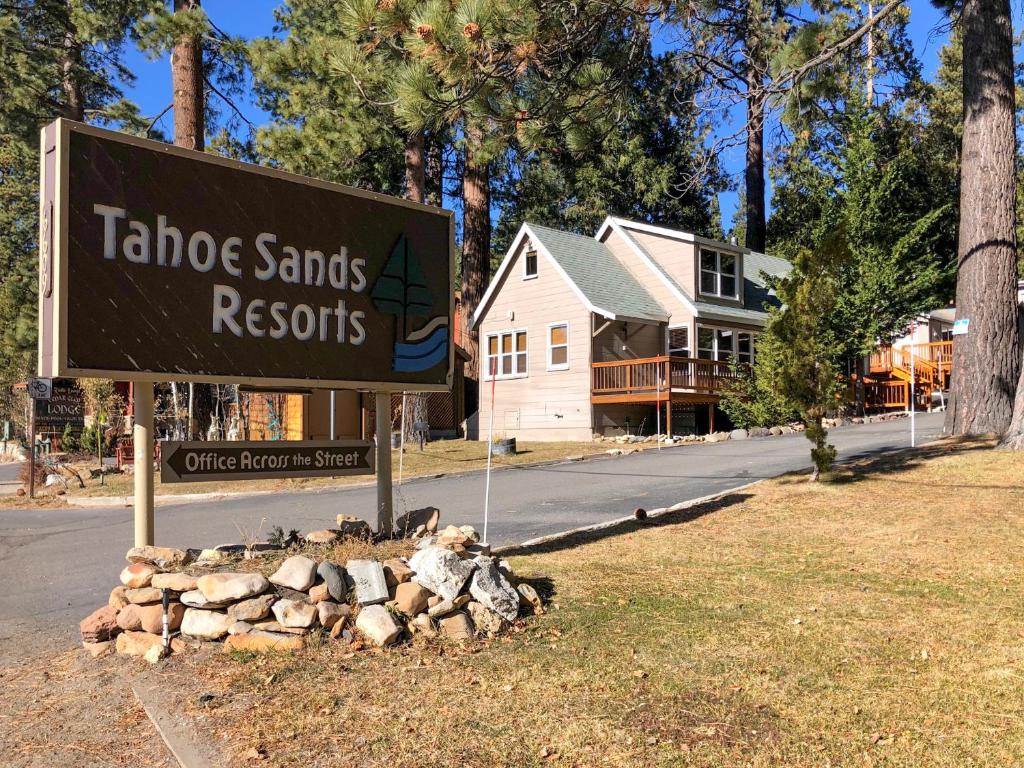 塔霍維斯塔的住宿－Tahoe Sands Resort，街道上的太浩沙滩度假村标志