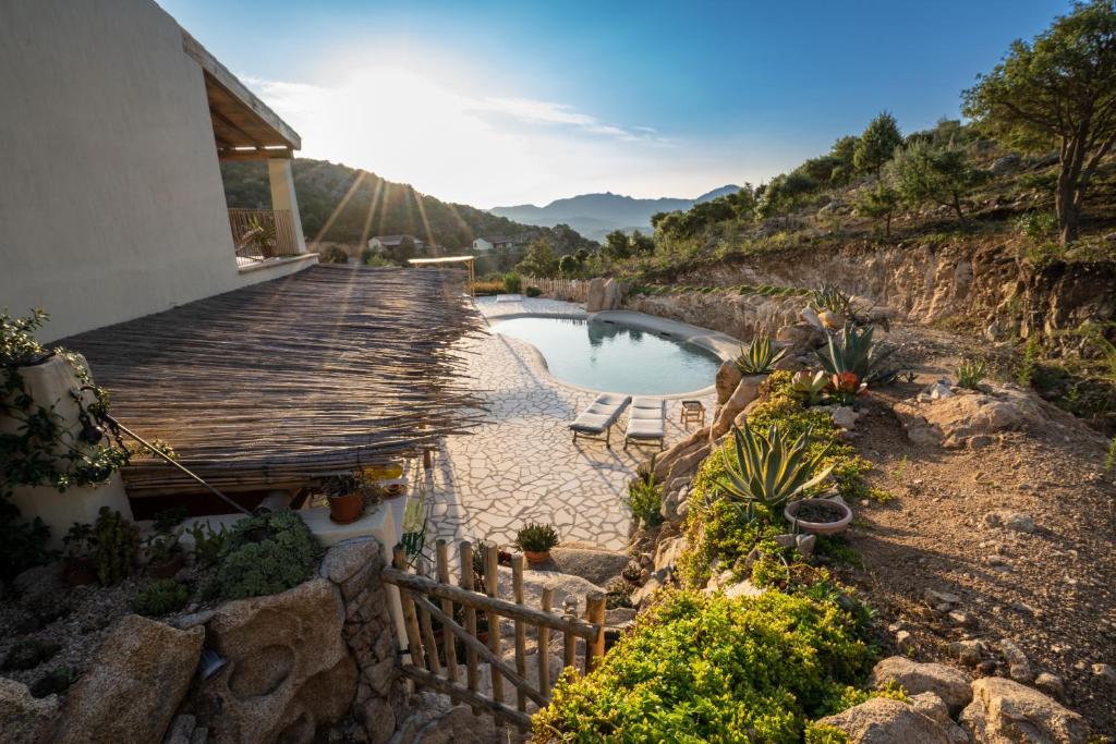 une passerelle en bois menant à une piscine d'eau dans l'établissement Casa Stones B&B, à Cugnana