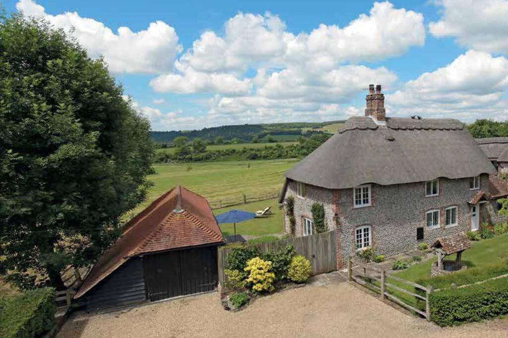 una vecchia casa colonica con tetto di paglia di Arundel View ad Arundel