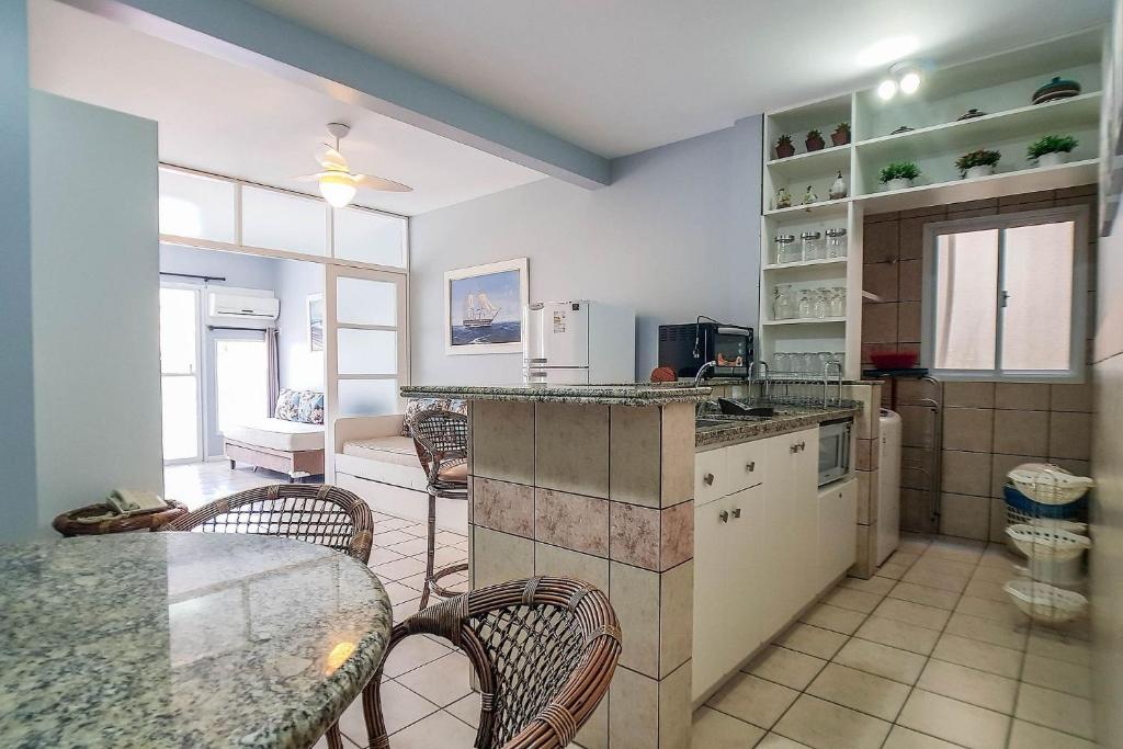 a kitchen with a table and chairs in a room at Apartamento para 6 pessoas frente piscina - HB37F in Florianópolis