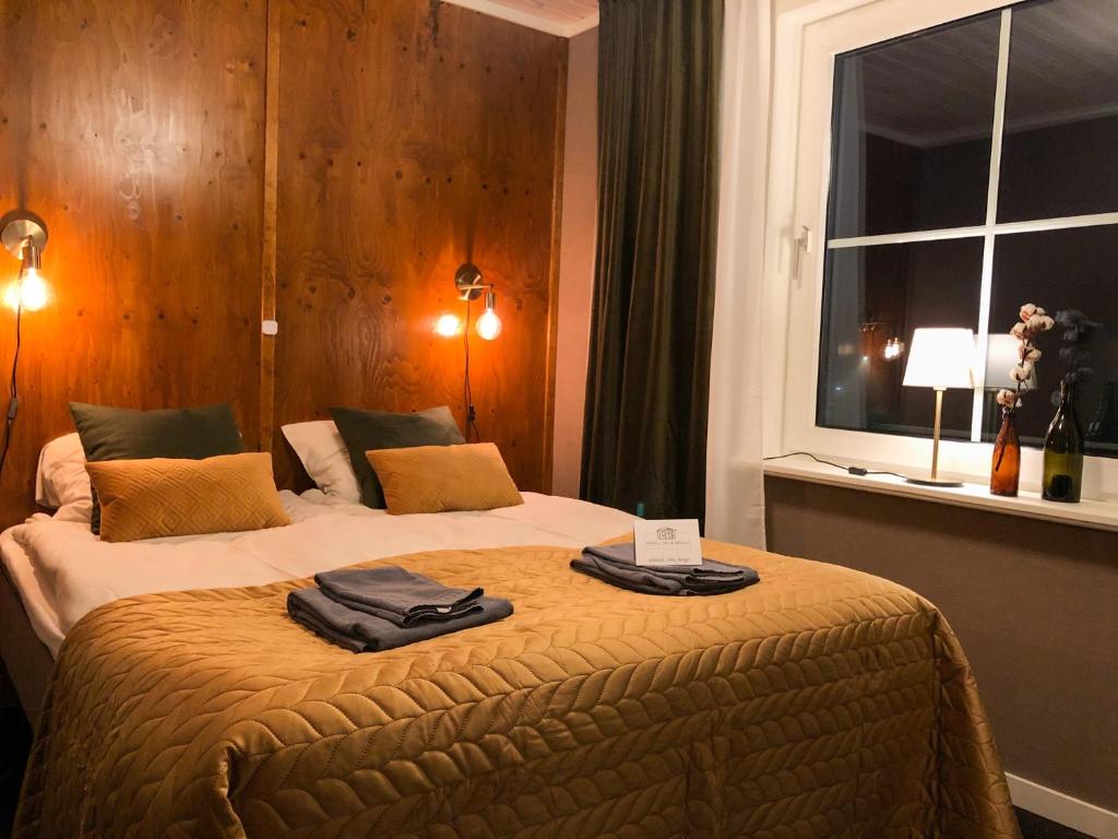 - une chambre avec 2 lits et une fenêtre dans l'établissement Villa Bergli, à Malung