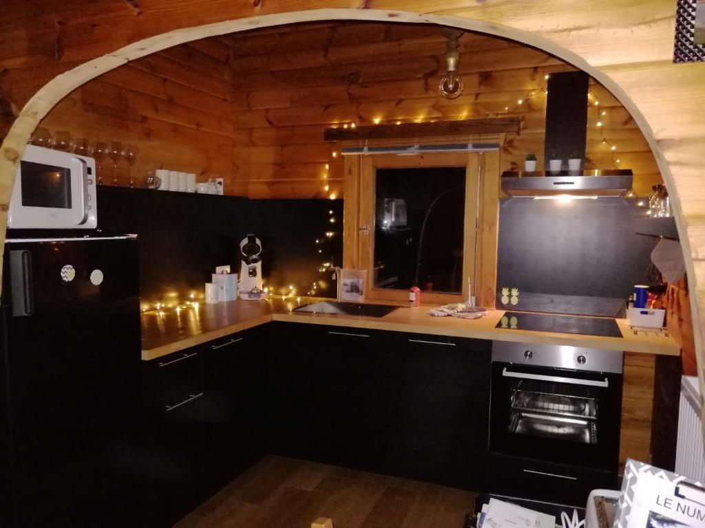 Kuchyň nebo kuchyňský kout v ubytování Le Numéro 12 - Chalet à Francorchamps