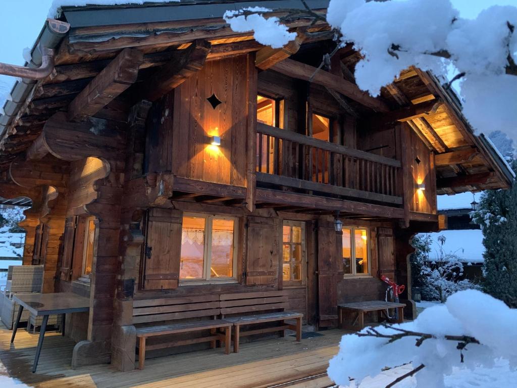 een blokhut in de sneeuw bij Alpen Lounge in Servoz