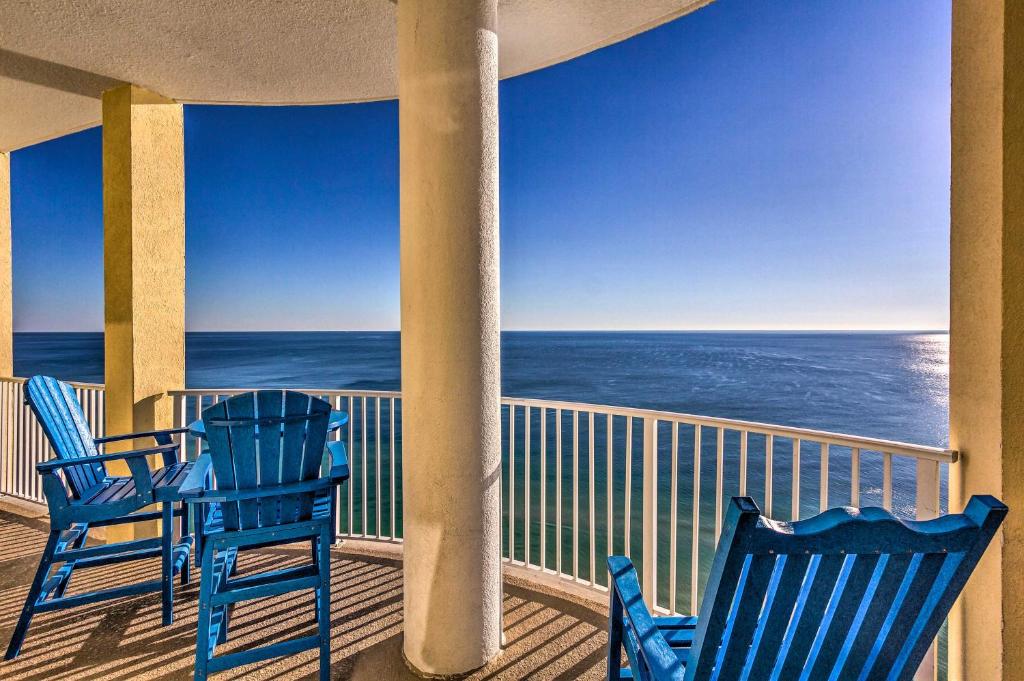 2 sillas azules en un balcón con vistas al océano en Beachfront Condo with Resort Amenities and Ocean Views en Panama City Beach