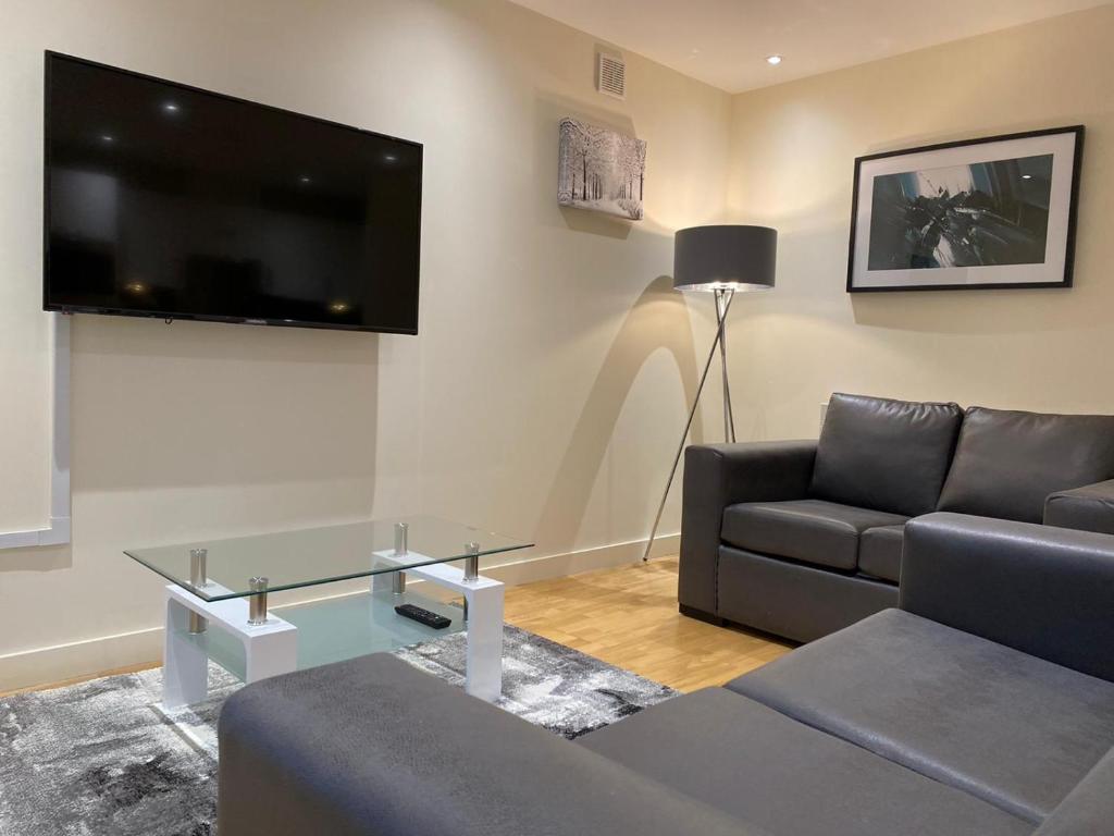 AMAZING 2 Bed 2 Bathroom LUXURY Apartment FREE Parking