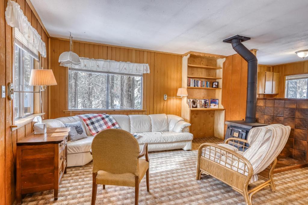 salon z kanapą i kuchenką w obiekcie Rustic Mountain Retreat w mieście Soda Springs