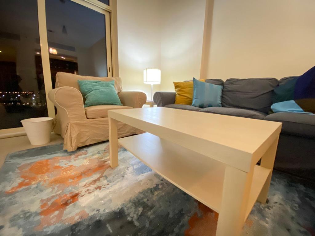 een woonkamer met een bank en een salontafel bij مسكن الشاطئ Beach House in King Abdullah Economic City