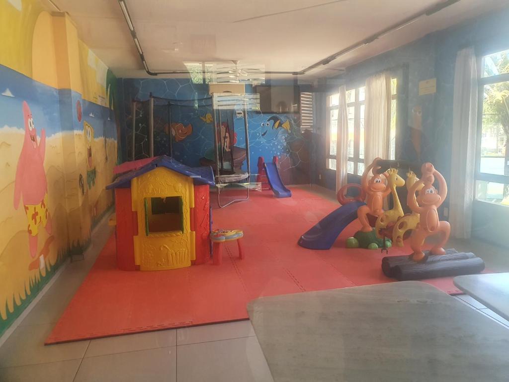  Triplex em Condomínio Clube frente mar
