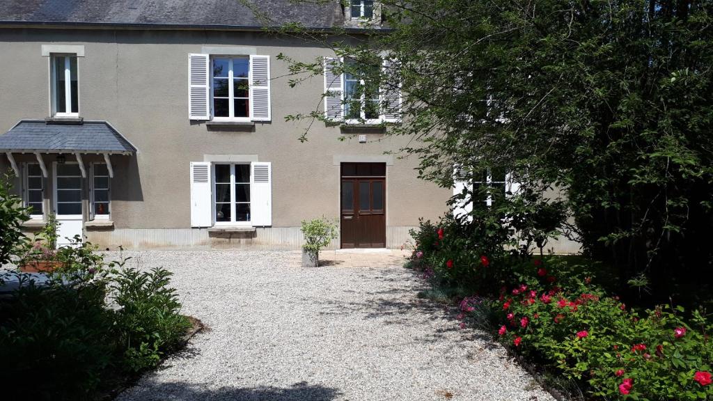 une maison avec une allée devant dans l'établissement Le Verger de Mathurin, à Le Molay-Littry