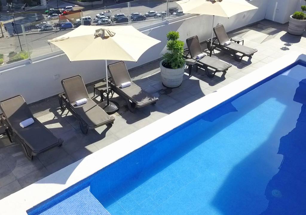Bazén v ubytování Hotel Stadium Leon nebo v jeho okolí