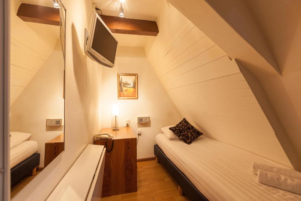 
Basic Single Room with Shared Bathroom
