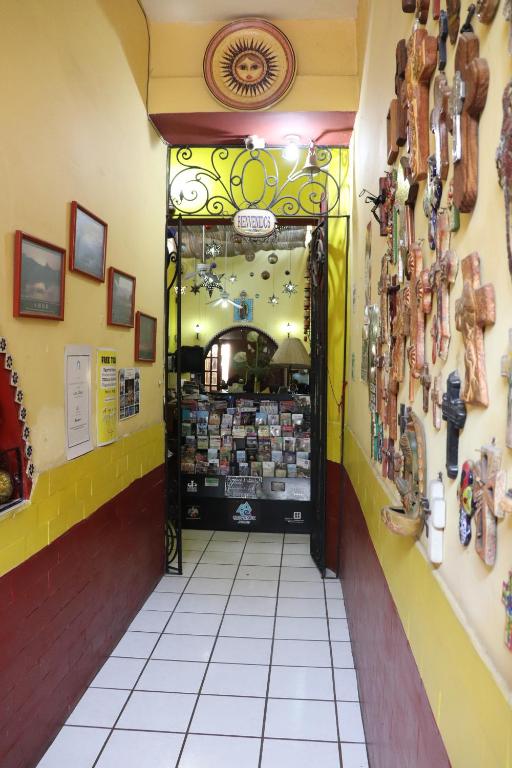una entrada de tienda a una tienda con un frente de tienda en Hostel Casa Zalaoui en Guadalajara