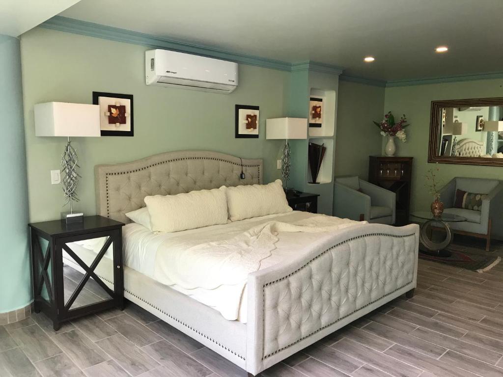 Postel nebo postele na pokoji v ubytování Puerto Vallarta South Shore Luxury Suites,