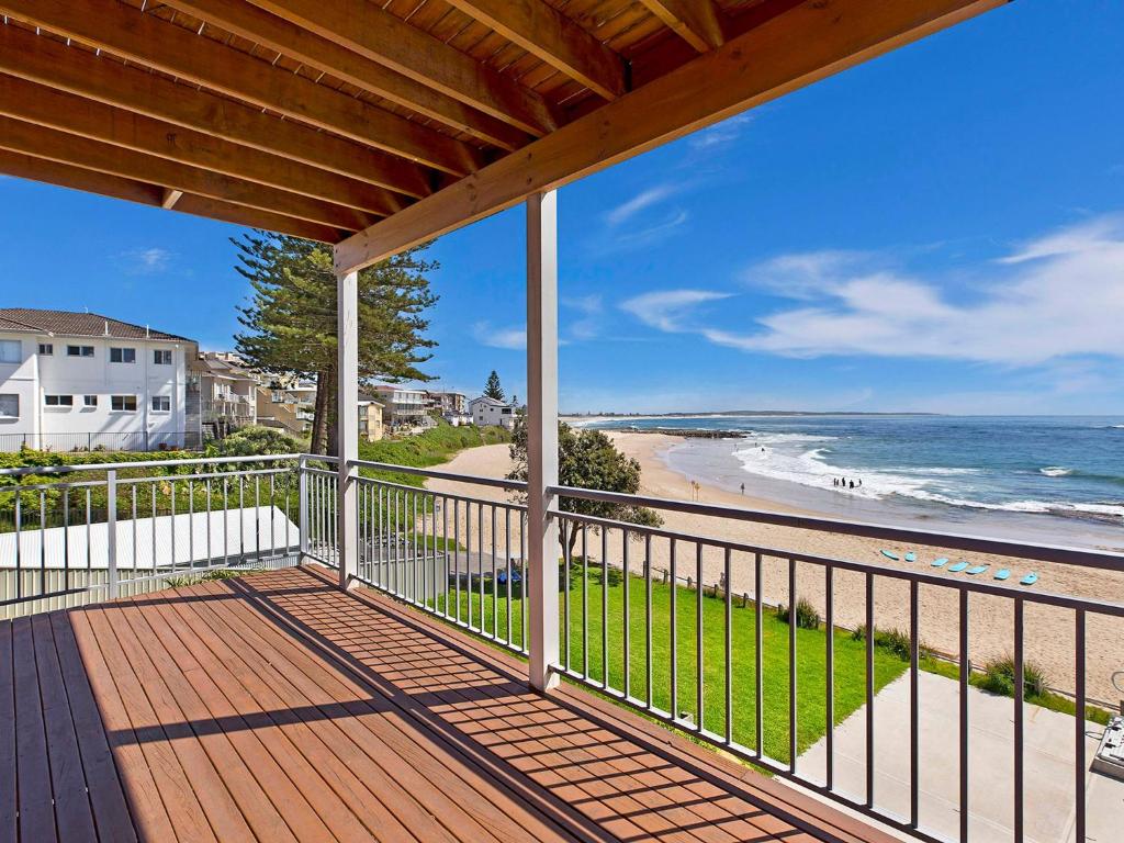 Elle comprend un balcon offrant une vue sur la plage. dans l'établissement Spectacular Views, à Entrance
