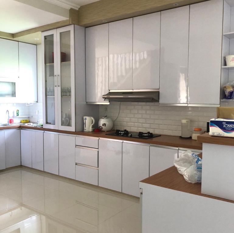a white kitchen with white cabinets and a counter at Super Wonderful 5 bedrooms with Bathroom Villa Marion Tomohon in Tomohon