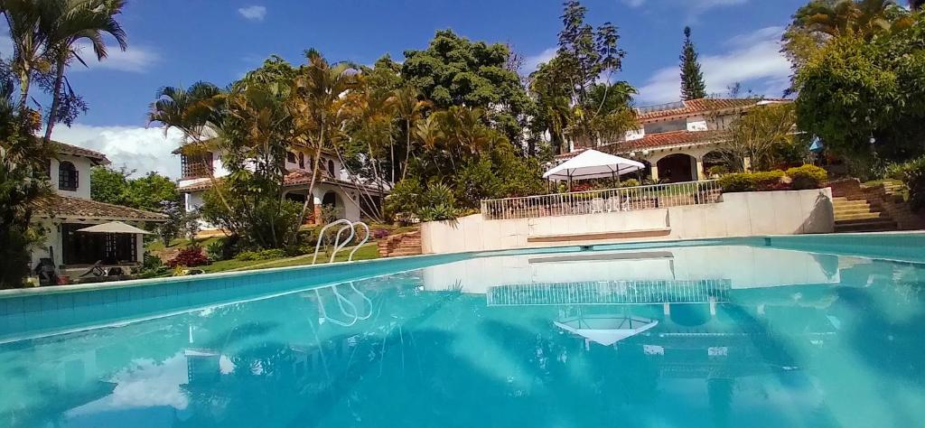una grande piscina di fronte a una casa di Linda Casa Condominio Miraflores a Fusagasugá