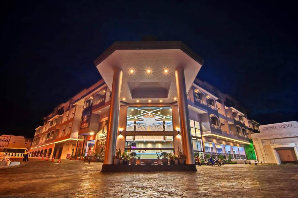 un edificio en una calle por la noche en Grandview Landmark Betong Hotel, en Betong