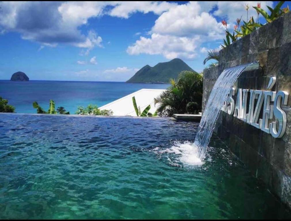 Galeriebild der Unterkunft Duplex Luxury avec piscine à débordement et vue panoramique - BED AND COFFEE LUXURY in Le Diamant