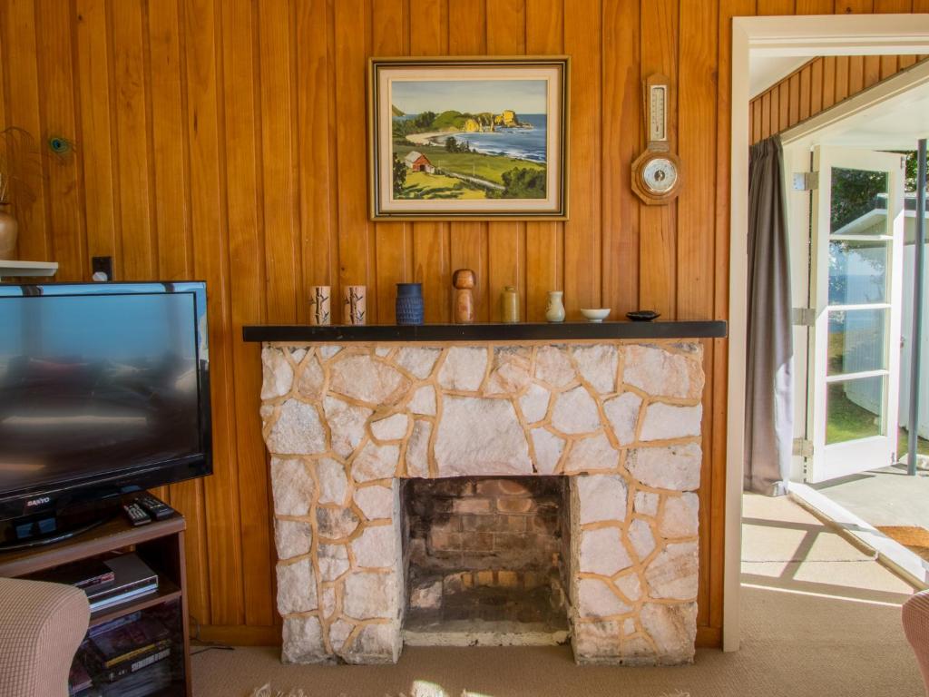 TV a/nebo společenská místnost v ubytování Incredible Bay Views - Kaiteriteri Bach