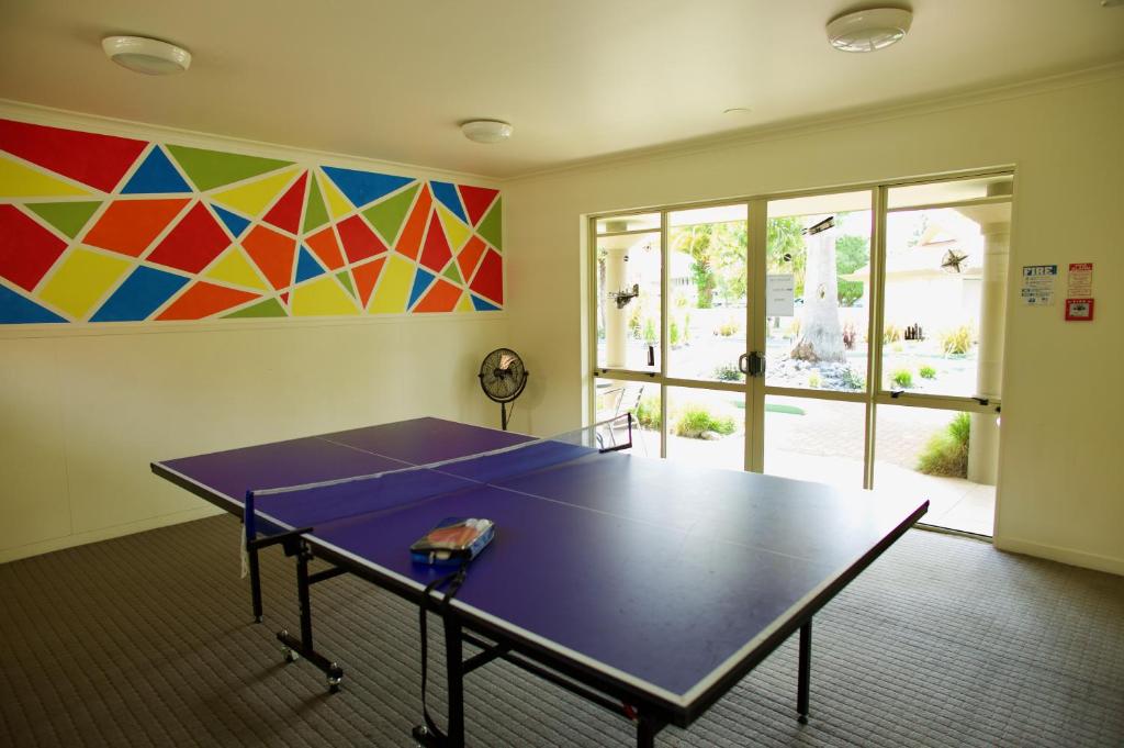 Stolní tenis v ubytování Regal Palms Resort nebo okolí