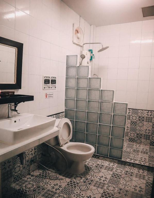 Koupelna v ubytování Thaweesuk Heritage Homestay