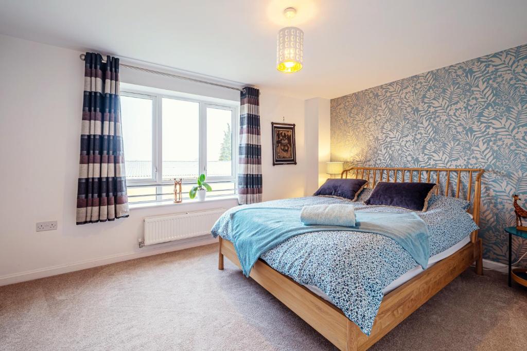 1 dormitorio con cama y ventana en Modern Townhouse - Sleeps up to 6, en Maidenhead