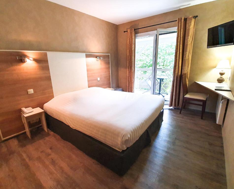 Postel nebo postele na pokoji v ubytování Hotel Alicia Auray Le Bono