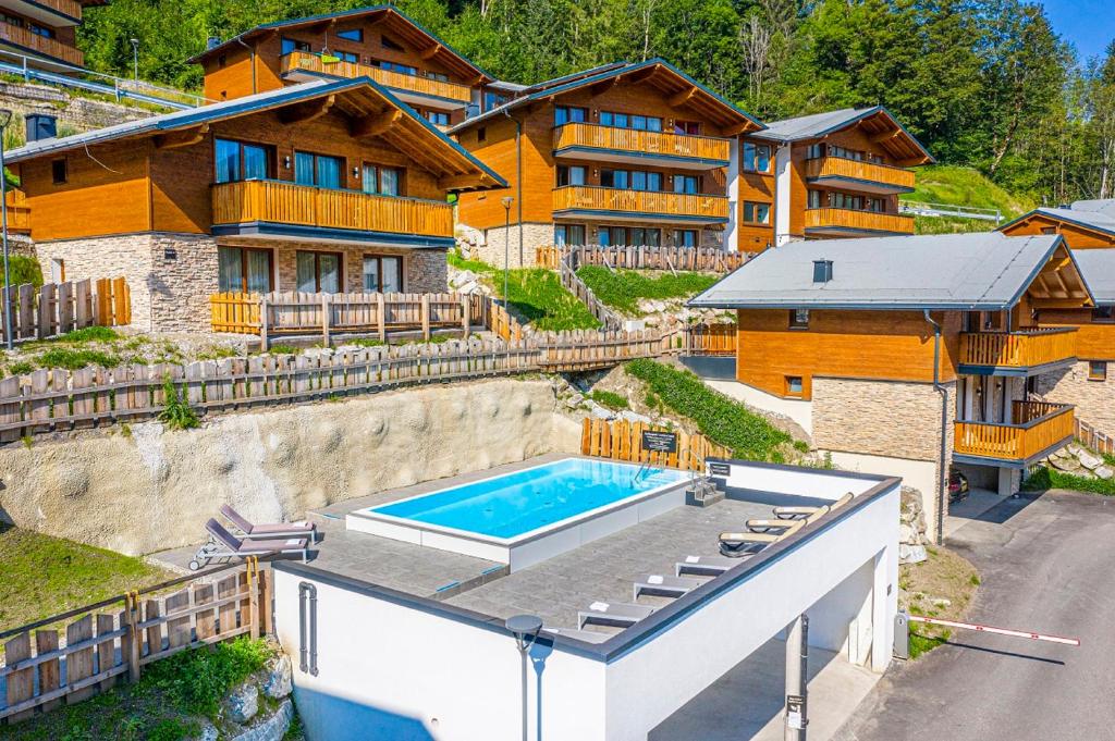 - une vue aérienne sur une maison avec une piscine dans l'établissement Chalet Dorf Wagrain Alpenleben by AlpenTravel, à Wagrain