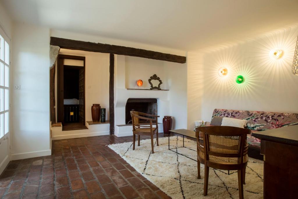 a living room with a couch and a table at Casa Di Angeli in Corbara