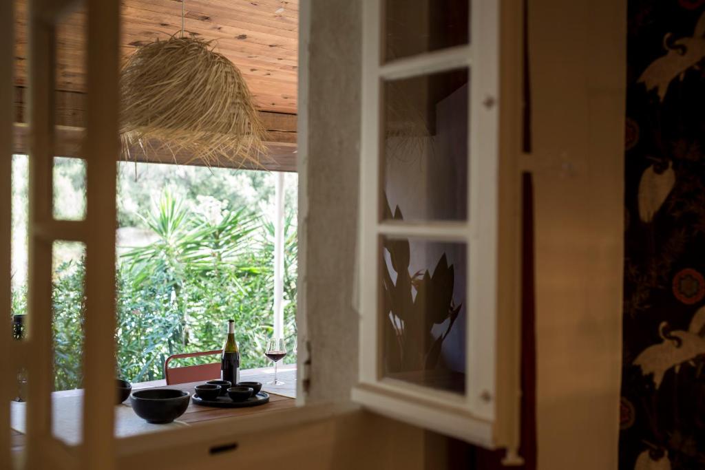 a kitchen with a window and a bottle of wine at Casa Di Angeli in Corbara