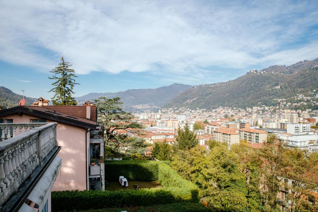 Modern Luxury Attic - byMyHomeInComo - Three-Bedroom Apartment