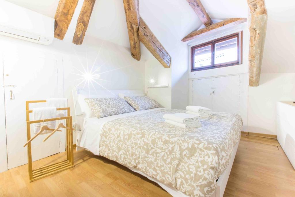 Łóżko lub łóżka w pokoju w obiekcie CA GRIMANI private terrace